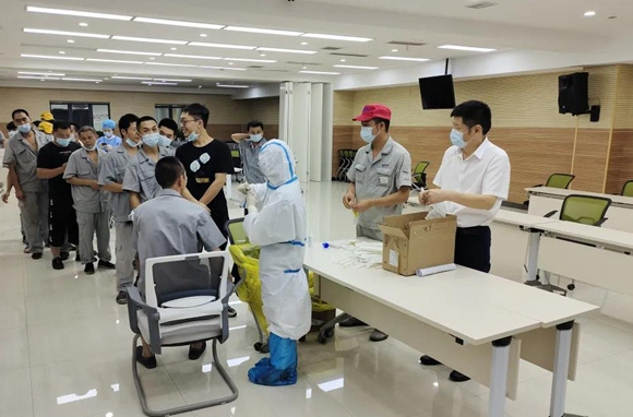 重庆润通控股（集团）有限公司董事长朱列栋正在核酸检测点指挥着员工有序检测。重庆市江津区双福工业园发展中心供图 华龙网发